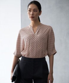 ICB L 【WEB限定】BackSatinAmunzen 5分袖キーネックブラウス ヘイズピンク×スクエアビット柄