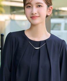 Tiaclasse 【新色追加】ネックレス見えパーツ付きタックブラウス