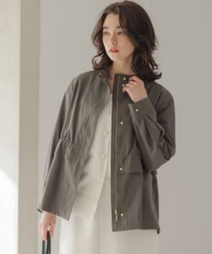組曲 スタンドネックライトアウター カーキグレー系