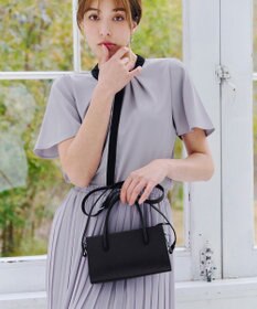 Tiaclasse 【本革】ショルダーストラップ付きスクエアミニバッグ