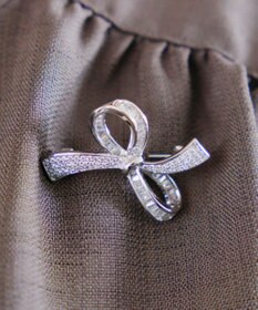 Tiaclasse   リボンモチーフブローチ