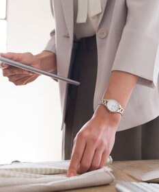 CITIZEN 【少し大きめ28mm】抜け感と透明感のあるソーラーテック電波時計