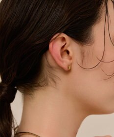 Phoebe 〈金属アレルギー対応〉モダントライアングルピアス　ゴールド/ニッケルフリー