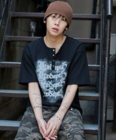 WEGO 【ユニセックス着用ITEM】グラフィックヘンリーネックT（SS）