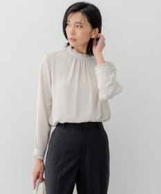 23区 S 【吸水速乾/UVケア/防シワ性】バックサテンアムンゼン スタンドフリル ブラウス