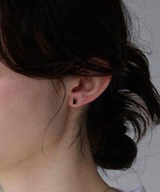 Phoebe シャインフレームレクタングルピアス　ブラック