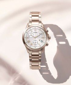 CITIZEN 【電池交換不要のクロノグラフ】どんなスタイルにも合わせやすいサクラカラーの腕時計