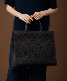 自由区 【カタログ掲載・巾着袋付き・A4サイズ収納可】パンチングレース トート ダークブラウン