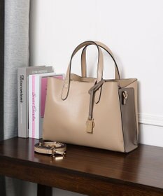 style code 【MERCURYDUO/マーキュリーデュオ】両アオリポケットサイド配色大開き開口 超軽量ハンドバッグ キーチャーム付