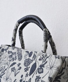 AND WOOL 筆記帳刺繍の半円バッグ