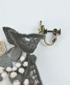 AND WOOL ミモザ刺繍のイヤリング