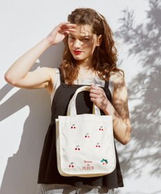Maison de FLEUR チェリー刺繍パイピングスクエアトートバッグ
