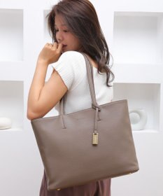 style code 【MERCURYDUO/マーキュリーデュオ】レニス　チャーム付きシンプルラージトートバッグ