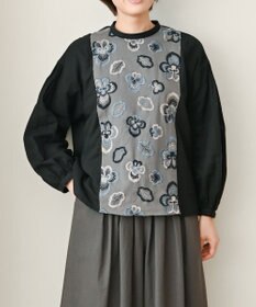 muuc 〈遠州織物の工場で織られた上質なコットン生地〉ビオラ刺繍切り替え ボリューム袖 プルオーバーブラウス