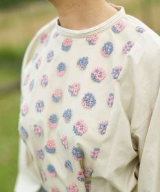 muuc 〈遠州織物の工場で織られた上質なコットン生地〉あじさい小花柄刺繍切り替え ボリューム袖 プルオーバーブラウス