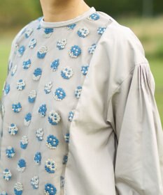 muuc 〈遠州織物の工場で織られた上質なコットン生地〉あじさい小花柄刺繍切り替え ボリューム袖 プルオーバーブラウス