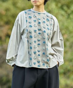 muuc 〈遠州織物の工場で織られた上質なコットン生地〉あじさい小花柄刺繍切り替え ボリューム袖 プルオーバーブラウス