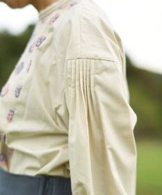 muuc 〈遠州織物の工場で織られた上質なコットン生地〉あじさい小花柄刺繍切り替え ボリューム袖 プルオーバーブラウス