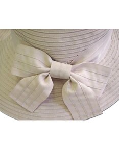 ATRENA 段折りブレード リボンつきキャペリン