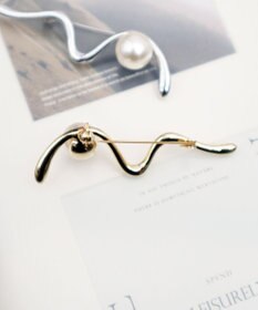 Tiaclasse パール付きニュアンスウェーブブローチ