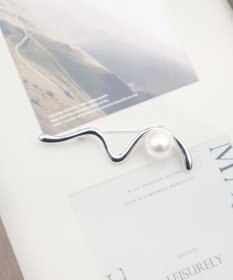 Tiaclasse パール付きニュアンスウェーブブローチ