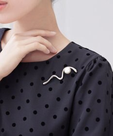 Tiaclasse パール付きニュアンスウェーブブローチ