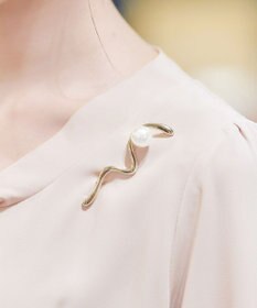 Tiaclasse パール付きニュアンスウェーブブローチ