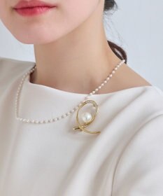 Phoebe <オンワード限定セット>金属アレルギー対応クイーンパールビジューセラミックポストピアス×クロスカーブパールビジューブローチ