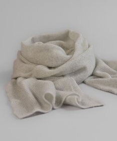 AND WOOL 〈上質な素材と手仕事から生まれた優しいニット〉カシミヤ100%の細巾ストール / マフラー