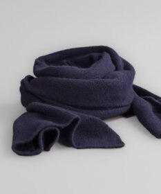 AND WOOL 〈上質な素材と手仕事から生まれた優しいニット〉カシミヤ100%の細巾ストール / マフラー