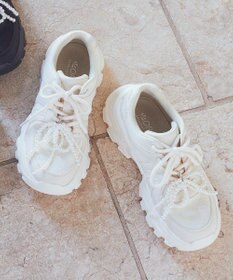 earth music&ecology 【チャーム付き】ＯＲｉｅｎｔａｌ　ＴＲａｆｆｉｃ　パールチャームスニーカー