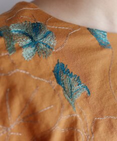 muuc 〈遠州織物の工場で作られた上質なコットンウール生地〉ナタチュウムの花刺繍 プルオーバーブラウス