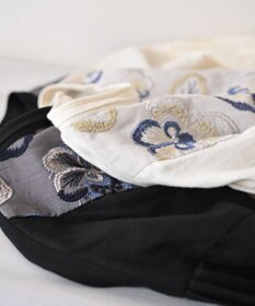 muuc 〈遠州織物の工場で織られた上質なコットン生地〉ビオラ刺繍切り替え ボリューム袖 プルオーバーブラウス