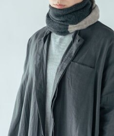 AND WOOL 〈上質な素材と手仕事から生まれたニット〉ホワイトカシミヤ100％のスヌード　（ツートンカラー）