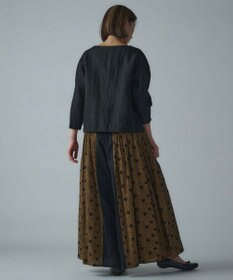 muuc 〈高品質ベルギーリネン〉〈オンオフ着られる〉花刺繍モチーフ付きリネンプルオーバー