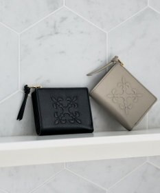 russet エンボスモノグラムハーフウォレット(SO-437)