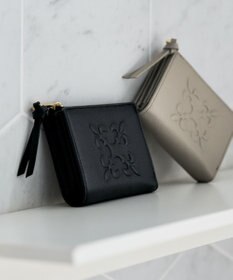 russet エンボスモノグラムハーフウォレット(SO-437)