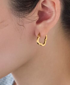 Phoebe 【金属アレルギー対応】フラワーワンタッチフープピアス　ゴールド/サージカルステンレス（片耳）