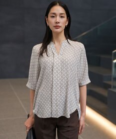 ICB 【WEB限定】BackSatinAmunzen 5分袖キーネックブラウス トープ×スクエアビット柄