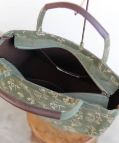 AND WOOL 花刺繍の半円バッグ