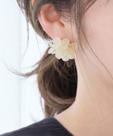 Phoebe マーガレットフラワーカラーピアス  アイボリー