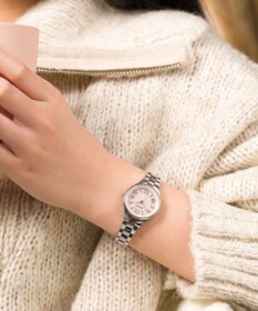 CITIZEN 【少し大きめの28mmケース】見やすさと可愛いらしさが魅力の電波時計 シルバー。防水 シンプル 日付 秒針 簡単ベルト調整。