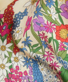 LIBERTY. キアラ メドウ 70x70 シルクスカーフ