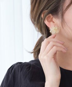 Phoebe マーガレットフラワーカラーピアス  アイボリー