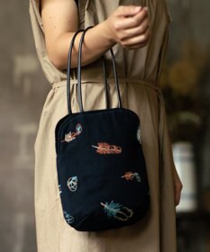 AND WOOL 鳥の羽刺繍のバッグ