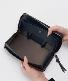 russet エンボスモノグラム多機能ウォレット(SO-448)