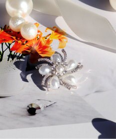 Tiaclasse 【選べる2TYPE】スモールフラワーブローチ