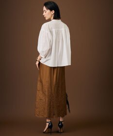 自由区 L 【カタログ掲載・すっきりシルエット・清涼感】エンブロイダリーローンストレート スカート