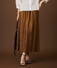 自由区 L 【カタログ掲載・すっきりシルエット・清涼感】エンブロイダリーローンストレート スカート