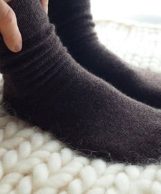 AND WOOL 〈上質な素材と手仕事から生まれた優しいニット〉カシミヤウール靴下